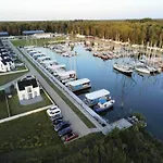 Am Yachthafen In